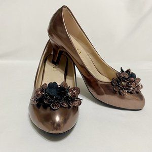 Women shoes  Heels bronze . Never worn.